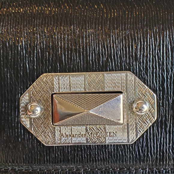 Alexander McQueen- Black Twist-lock Fastening Shoulder Bag - Picture 9 of 15